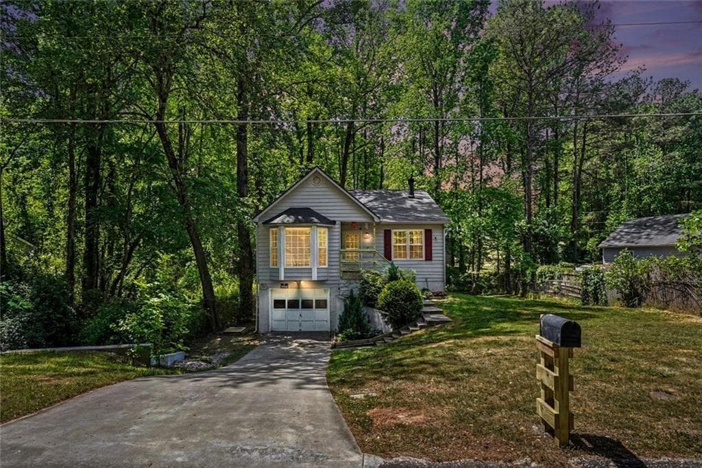 4 bedroom, 2 bathroom, 2,433 sq ft single family residence for sale at 8087 Flamingo, Jonesboro, GA 30238 — photo 2