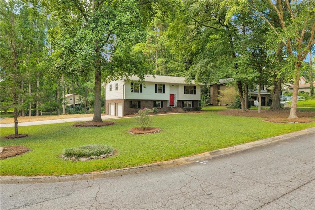 4 bedroom, 3 bathroom, 1,945 sq ft single family residence under contract at 6193 Pine Lane, Douglasville, GA 30135 — photo 3