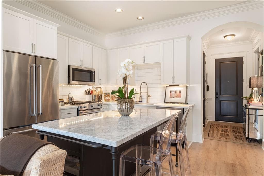 1 bedroom, 1 bathroom, 916 sq ft condominium for sale at 625 Piedmont Avenue 4029, Atlanta, GA 30308 — photo 1 of 46
