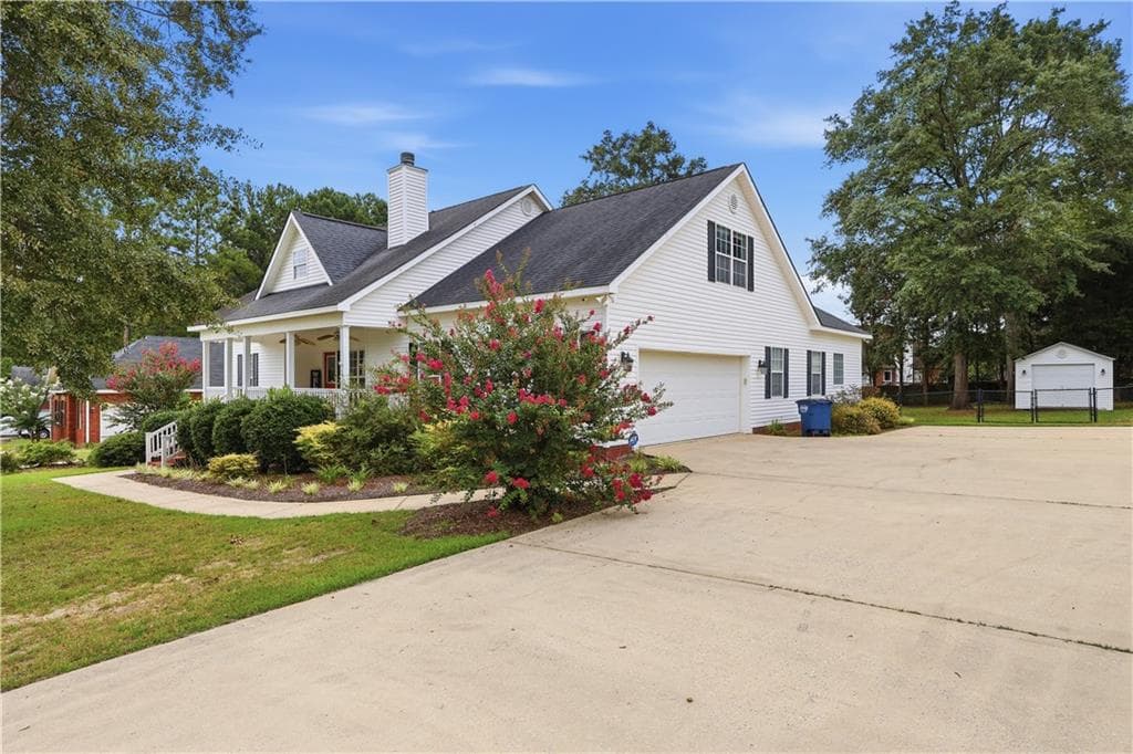 5 bedroom, 3 bathroom, 2,715 sq ft single family residence for sale at 132 Hidden Creek Circle, Lizella, GA 31052 — photo 3