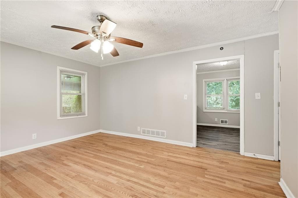 3 bedroom, 2 bathroom, 1,075 sq ft single family residence for sale at 928 Magna Carta Drive, Atlanta, GA 30318 — photo 9