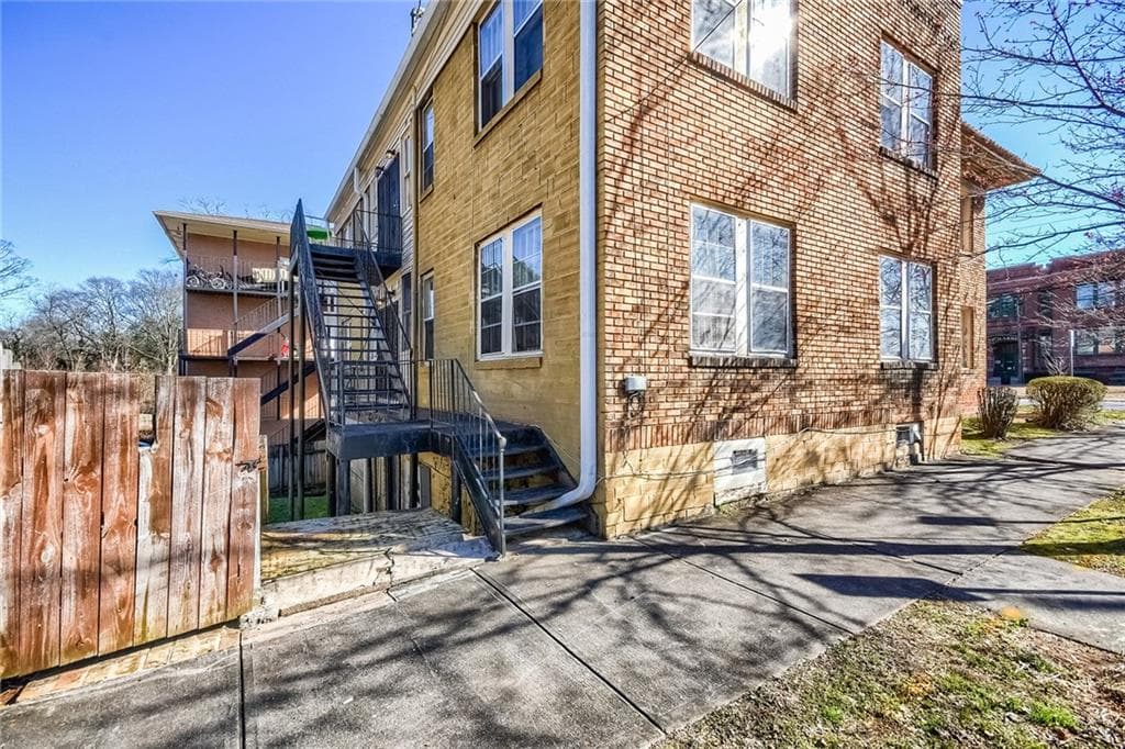 2 bedroom, 1 bathroom, 944 sq ft apartment for rent at 1445 Lucile Avenue 3, Atlanta, GA 30310 for $1,400 a month — photo 2