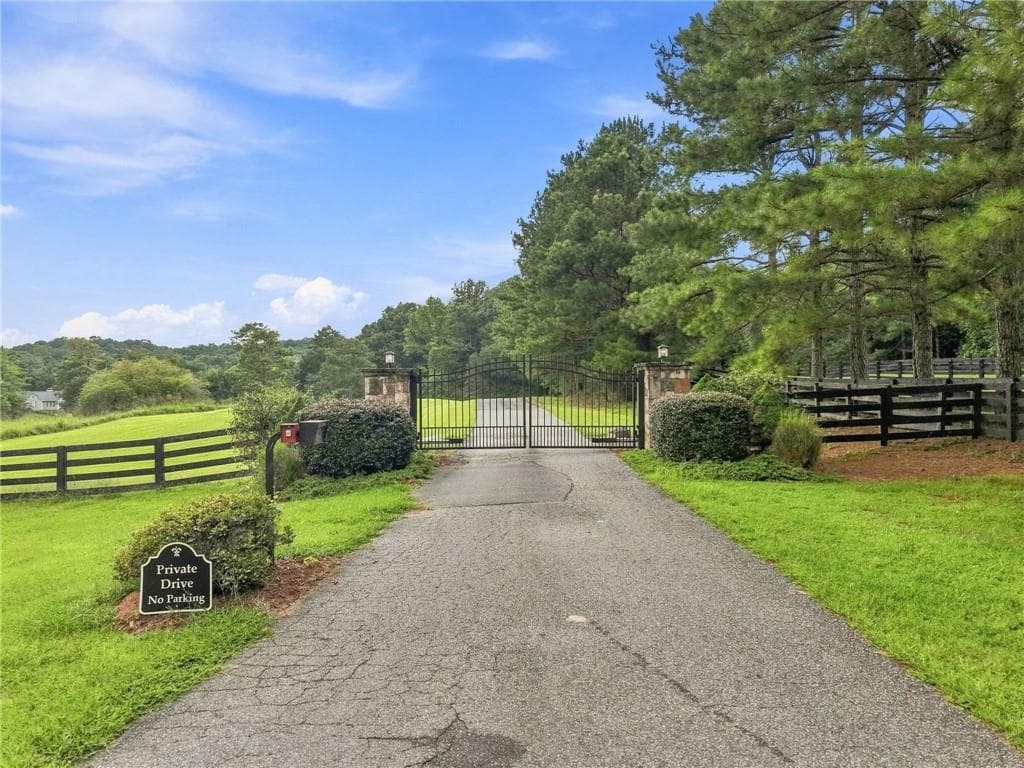 4 bedroom, 4 bathroom, 4,950 sq ft single family residence for sale at 7554 Heardsville Circle, Cumming, GA 30028 — photo 3