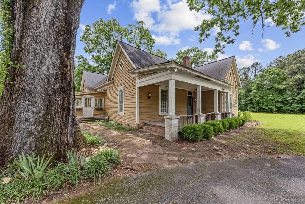 3 bedroom, 2 bathroom, 2,001 sq ft single family residence for sale at 1047 Dixie Road, Covington, GA 30014 — photo 2