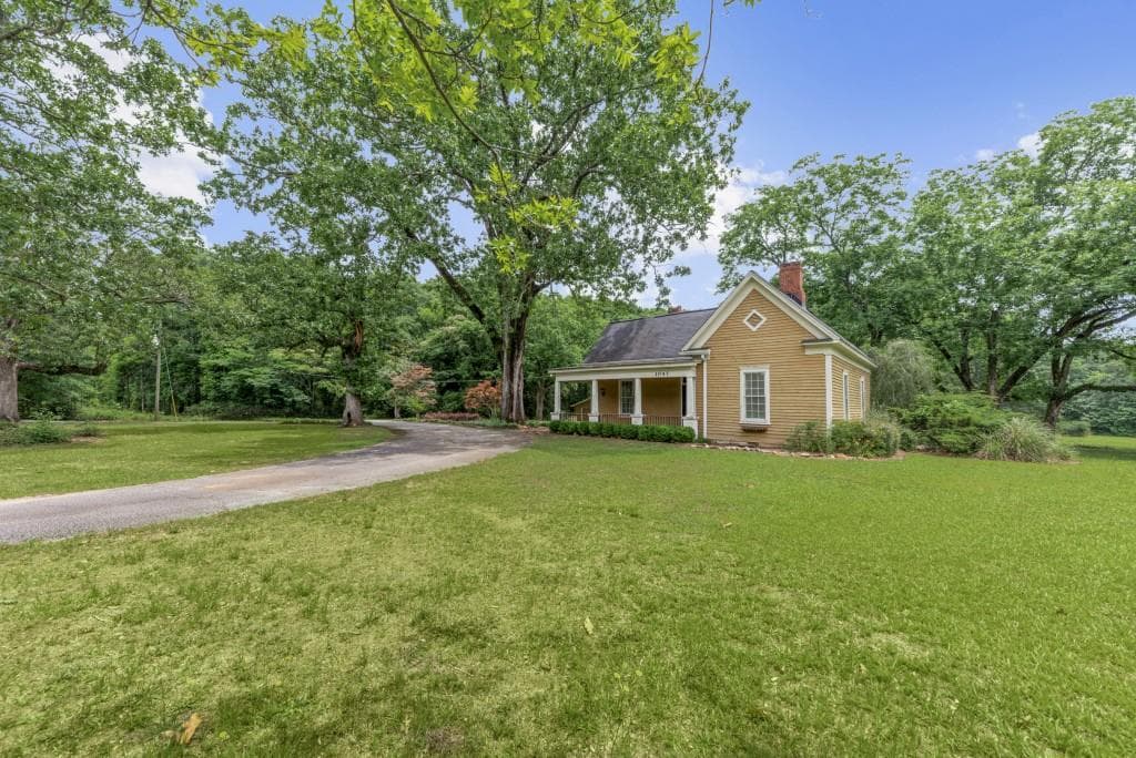 3 bedroom, 2 bathroom, 2,001 sq ft single family residence for sale at 1047 Dixie Road, Covington, GA 30014 — photo 3