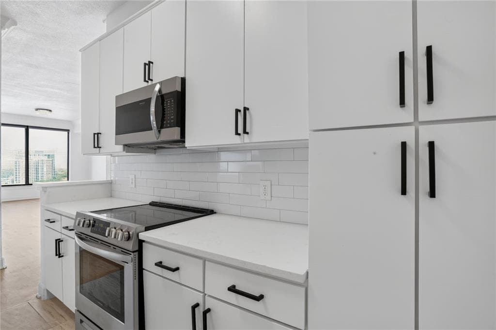 1 bedroom, 1 bathroom, 1,363 sq ft condominium for sale at 3445 Stratford Road 2403, Atlanta, GA 30326 — photo 2