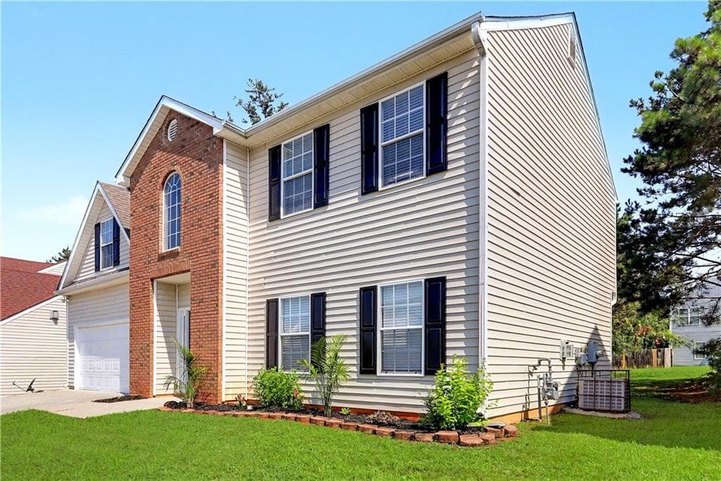 3 bedroom, 3 bathroom, 2,066 sq ft single family residence under contract at 1593 Willow Wood Trace, Atlanta, GA 30349 — photo 3