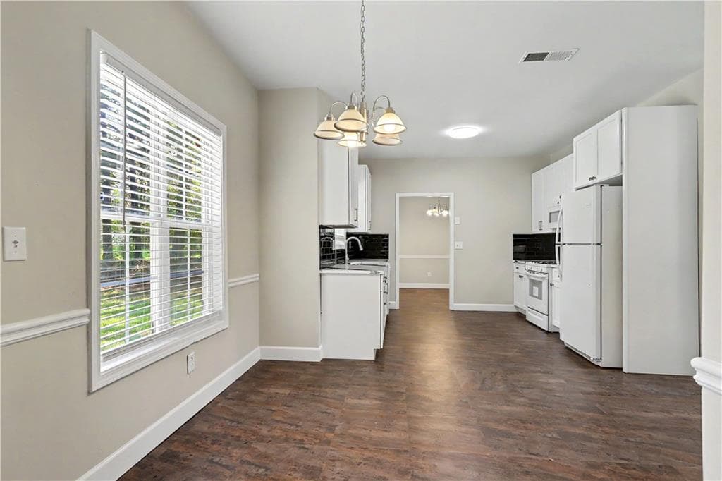 3 bedroom, 3 bathroom, 2,066 sq ft single family residence under contract at 1593 Willow Wood Trace, Atlanta, GA 30349 — photo 10