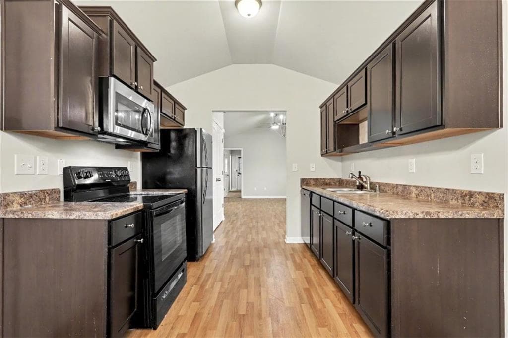 3 bedroom, 2 bathroom, 1,132 sq ft single family residence for sale at 2362 Glebe Court, Hampton, GA 30228 — photo 4