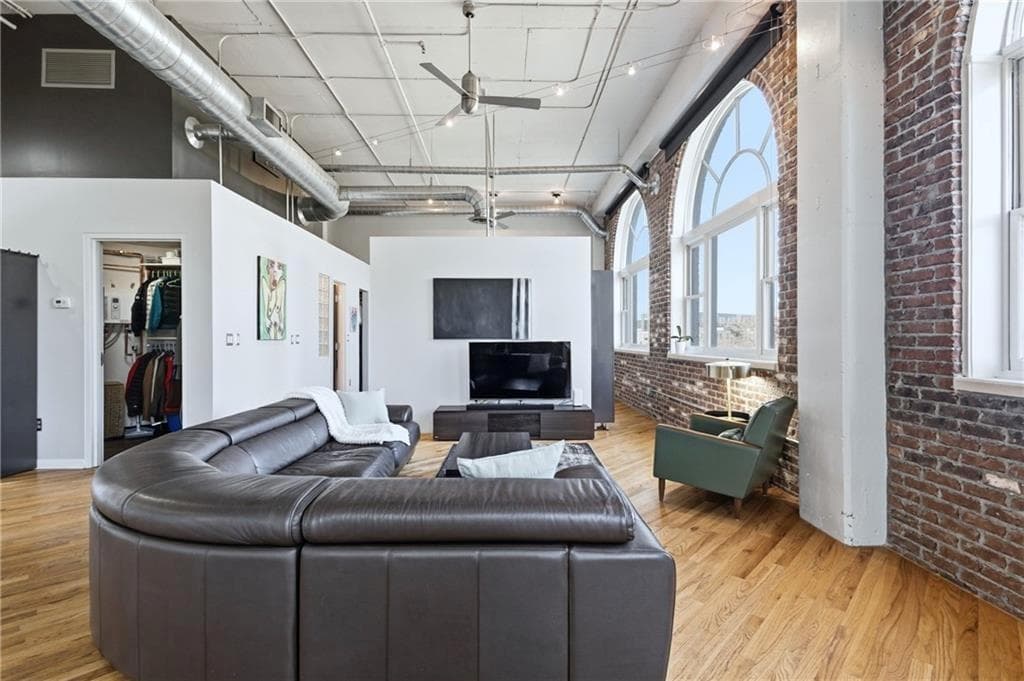 1 bedroom, 2 bathroom, 1,232 sq ft condominium for sale at 3235 Roswell Road 705, Atlanta, GA 30305 — photo 4