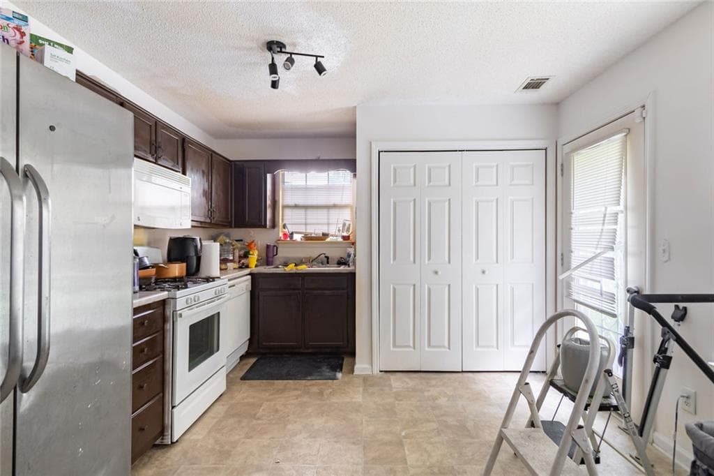 3 bedroom, 2 bathroom, 1,360 sq ft single family residence under contract at 7382 Birch Hollow Place, Douglasville, GA 30134 — photo 8