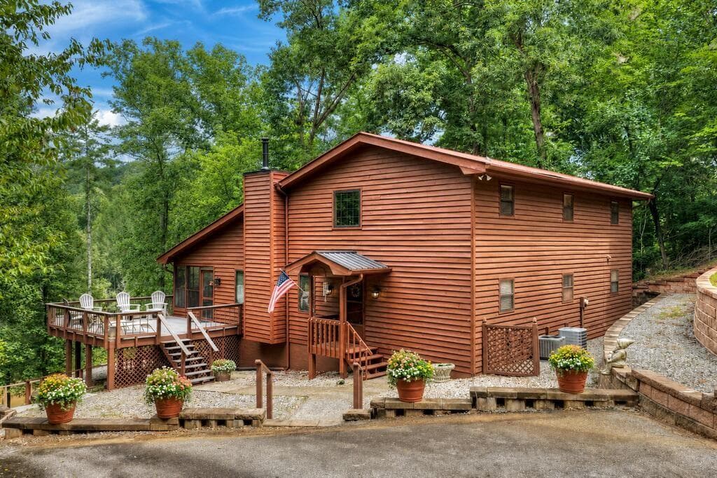 6 bedroom, 2 bathroom, 2,400 sq ft single family residence for sale at 400 Matrix Circle, Ellijay, GA 30540