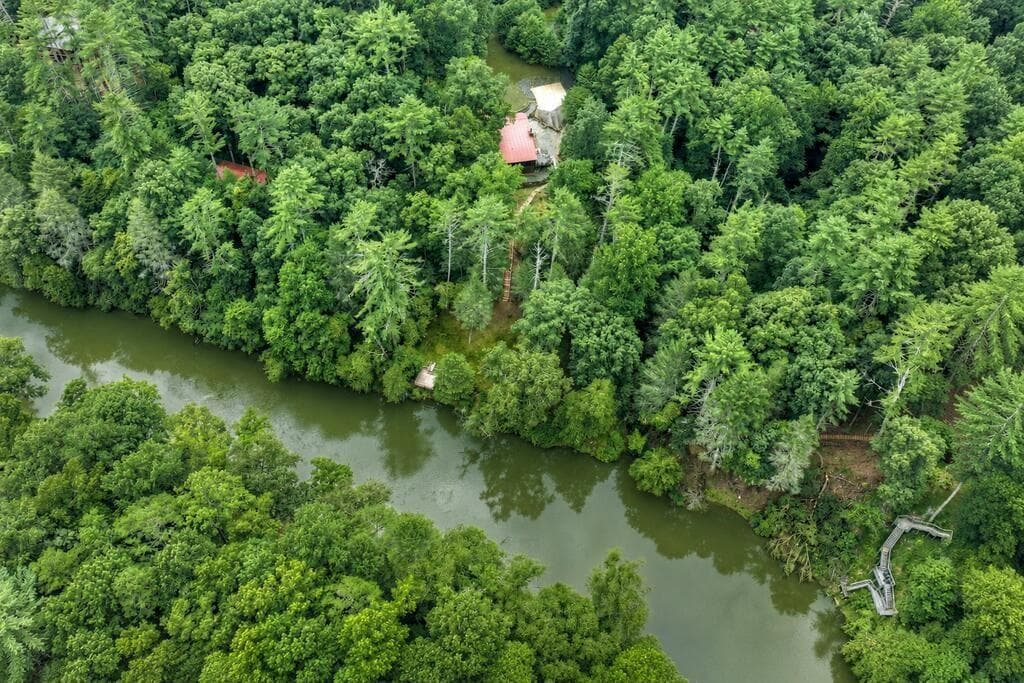6 bedroom, 2 bathroom, 2,400 sq ft single family residence for sale at 400 Matrix Circle, Ellijay, GA 30540 — photo 3