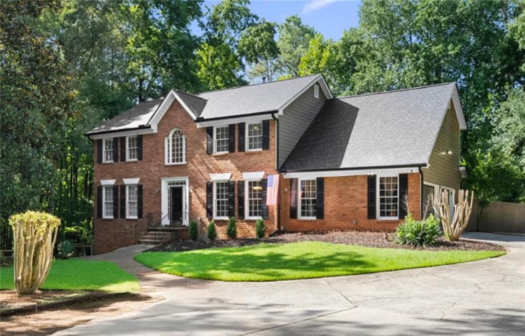 6 bedroom, 4 bathroom, 3,275 sq ft single family residence for sale at 10560 Haynes Bridge Road, Alpharetta, GA 30022 — photo 3