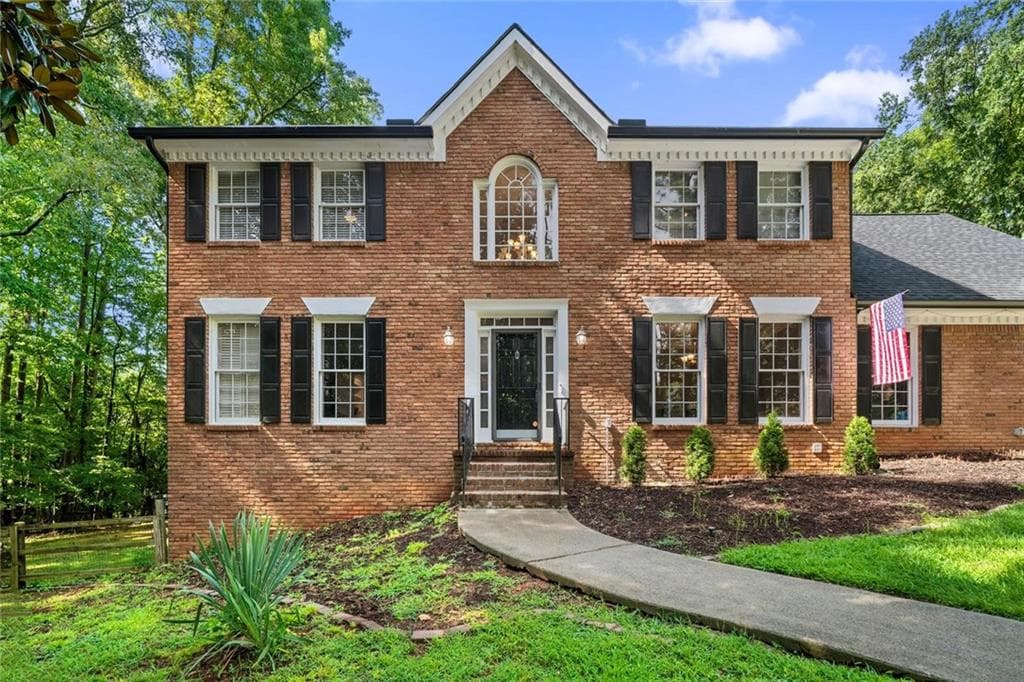 6 bedroom, 4 bathroom, 3,275 sq ft single family residence for sale at 10560 Haynes Bridge Road, Alpharetta, GA 30022 — photo 4