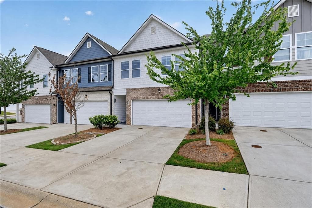 3 bedroom, 3 bathroom, 1,788 sq ft townhouse for sale at 4711 Fairfax Drive, Oakwood, GA 30566 — photo 2