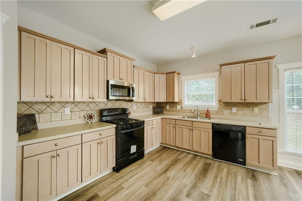 3 bedroom, 2 bathroom, 1,737 sq ft single family residence under contract at 421 Bedford Crossing, Mcdonough, GA 30253 — photo 4