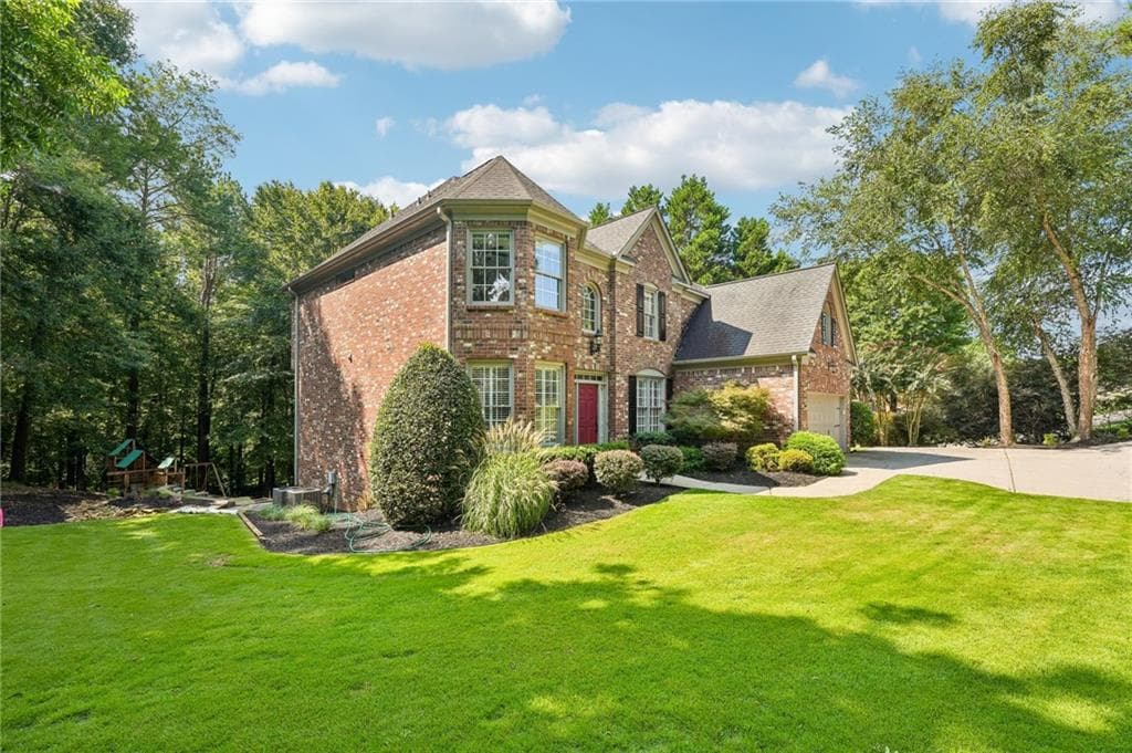 6 bedroom, 5 bathroom, 4,104 sq ft single family residence under contract at 6860 Sterling Drive, Suwanee, GA 30024 — photo 4