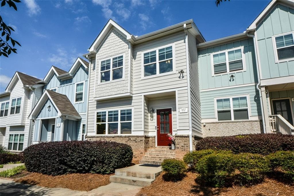 3 bedroom, 3 bathroom, 1,976 sq ft townhouse for sale at 957 Shy Lane, Marietta, GA 30060 — photo 2