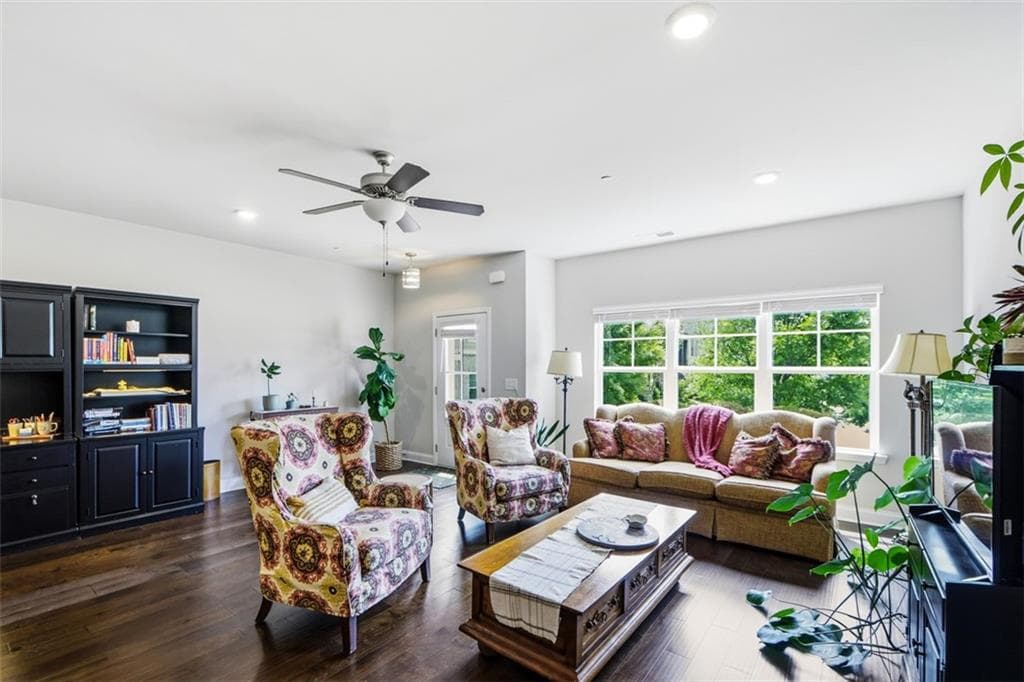 3 bedroom, 3 bathroom, 1,976 sq ft townhouse for sale at 957 Shy Lane, Marietta, GA 30060 — photo 6