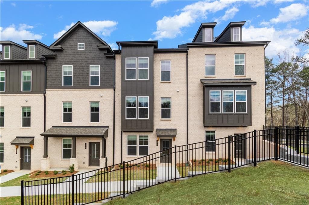2 bedroom, 4 bathroom, 1,923 sq ft townhouse for sale at 2814 Daybreak Lane, Newnan, GA 30265 — photo 2