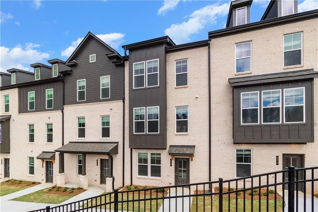 2 bedroom, 4 bathroom, 1,923 sq ft townhouse for sale at 2814 Daybreak Lane, Newnan, GA 30265 — photo 3