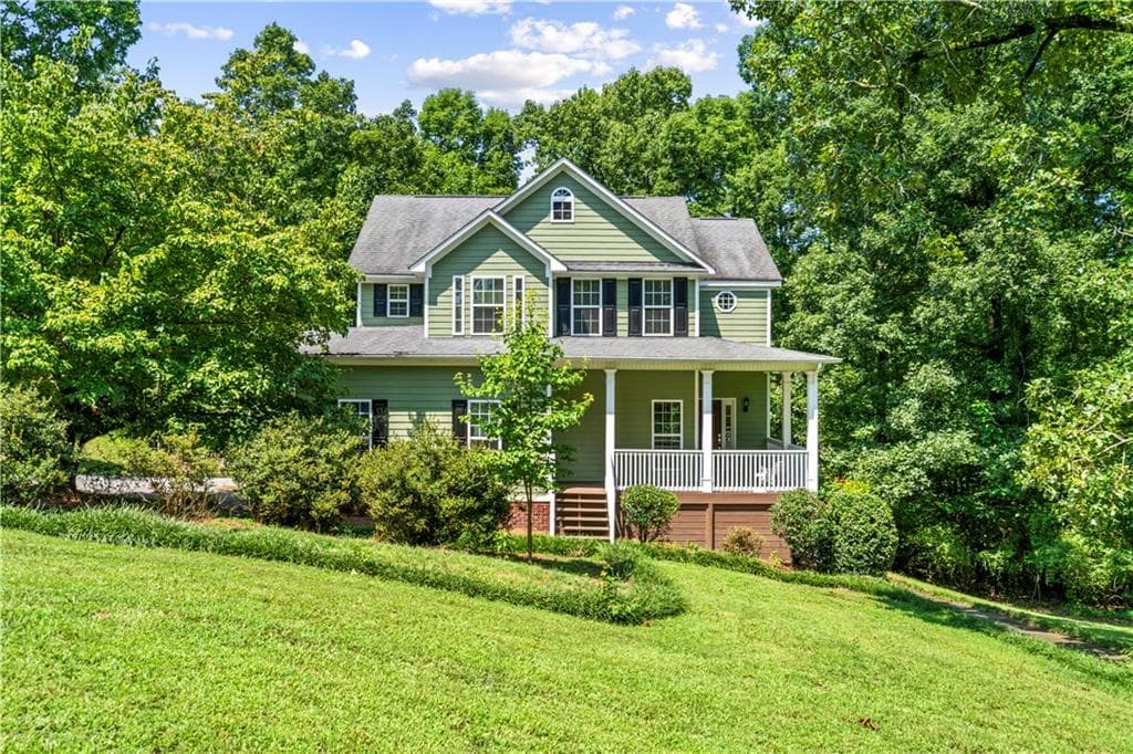 4 bedroom, 3 bathroom, 2,236 sq ft single family residence for sale at 185 Thornwood Drive, Calhoun, GA 30701 — photo 2