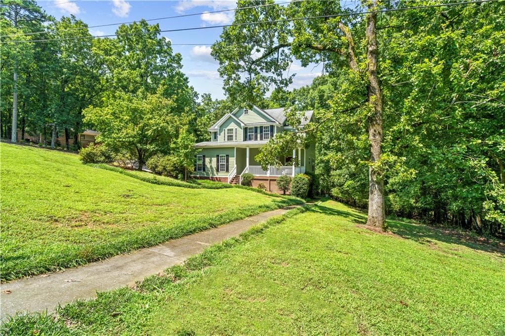 4 bedroom, 3 bathroom, 2,236 sq ft single family residence for sale at 185 Thornwood Drive, Calhoun, GA 30701 — photo 3