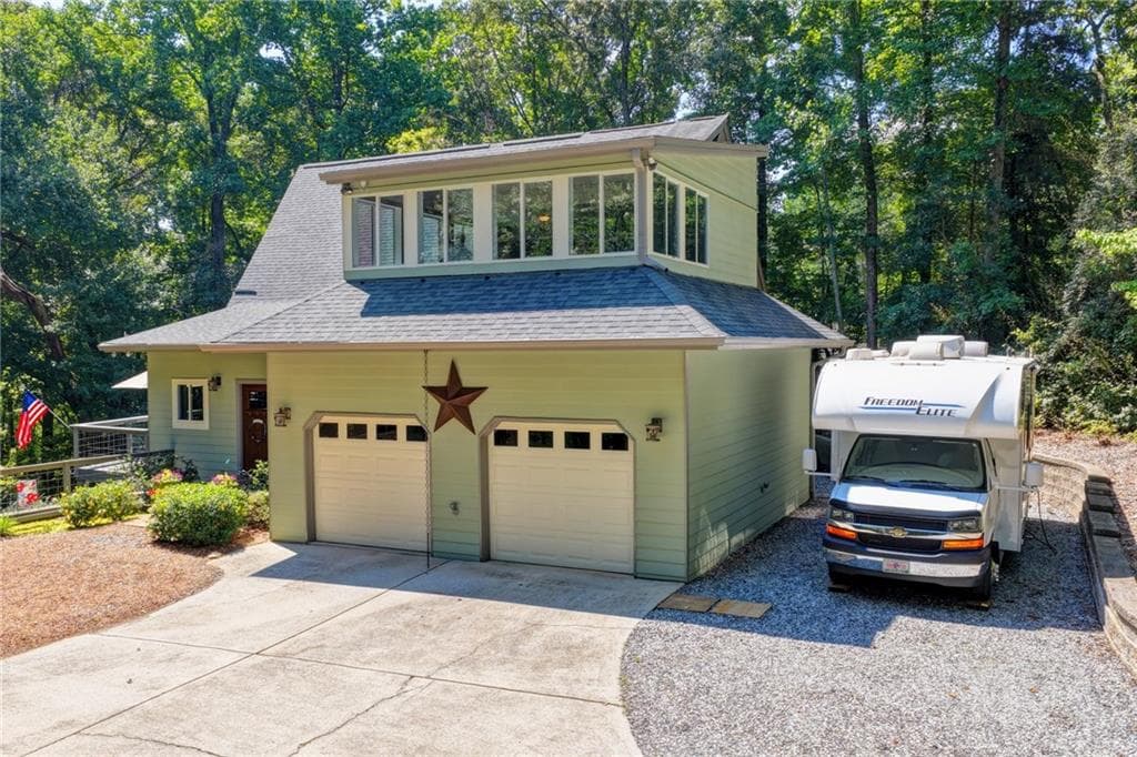 4 bedroom, 3 bathroom, 3,682 sq ft single family residence for sale at 6173 Pine Circle, Flowery Branch, GA 30542 — photo 7