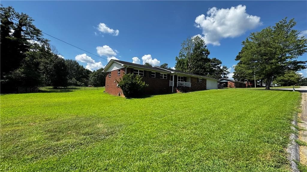 4 bedroom, 3 bathroom, 1,735 sq ft single family residence for sale at 6200 Cherry Lane, Douglasville, GA 30134 — photo 2