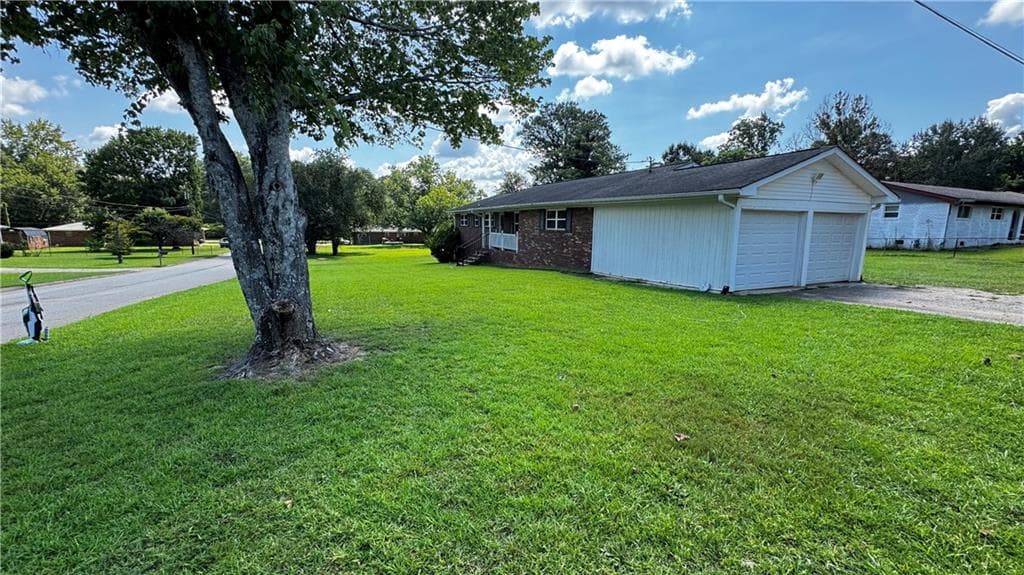 4 bedroom, 3 bathroom, 1,735 sq ft single family residence for sale at 6200 Cherry Lane, Douglasville, GA 30134 — photo 4