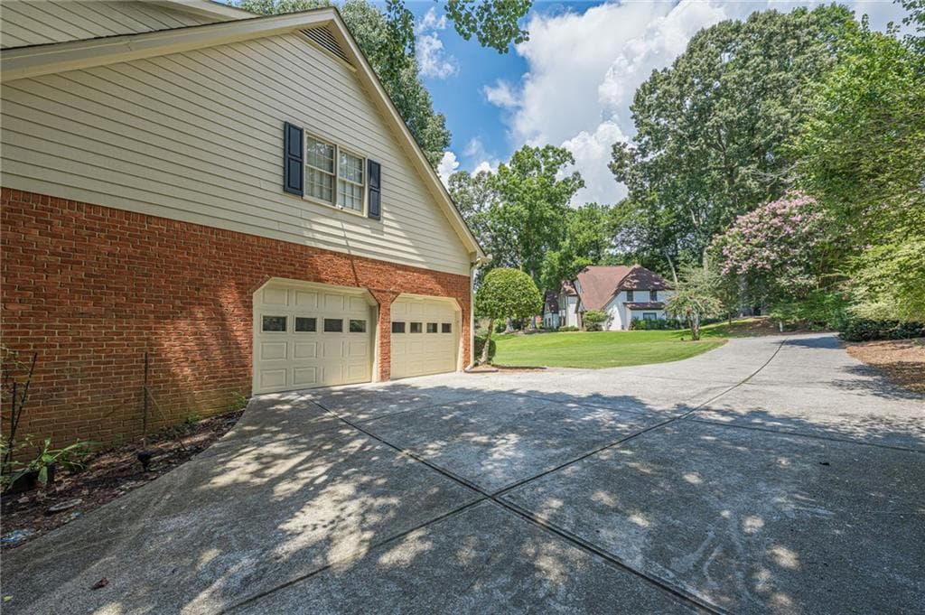 5 bedroom, 5 bathroom, 4,057 sq ft single family residence for sale at 5535 Grove Point Road, Johns Creek, GA 30022 — photo 5