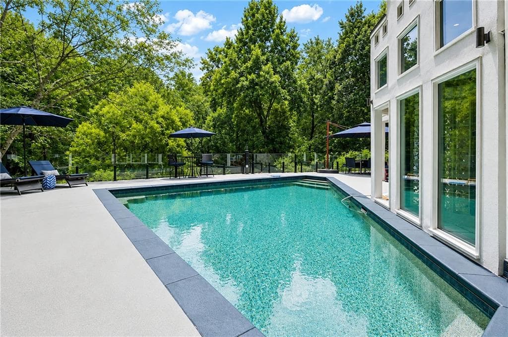 6 bedroom, 6 bathroom, 7,961 sq ft single family residence under contract at 3906 Paces Ferry Road, Atlanta, GA 30327 — photo 2