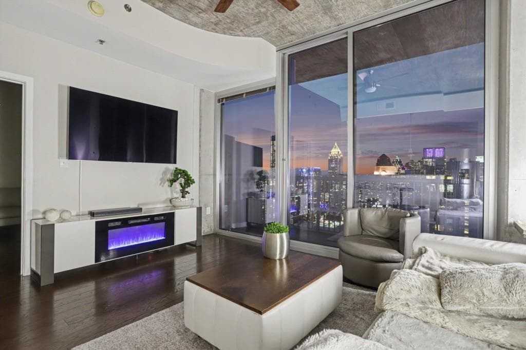 2 bedroom, 2 bathroom, 1,082 sq ft condominium for sale at 855 Peachtree Street 3206, Atlanta, GA 30308 — photo 1 of 52