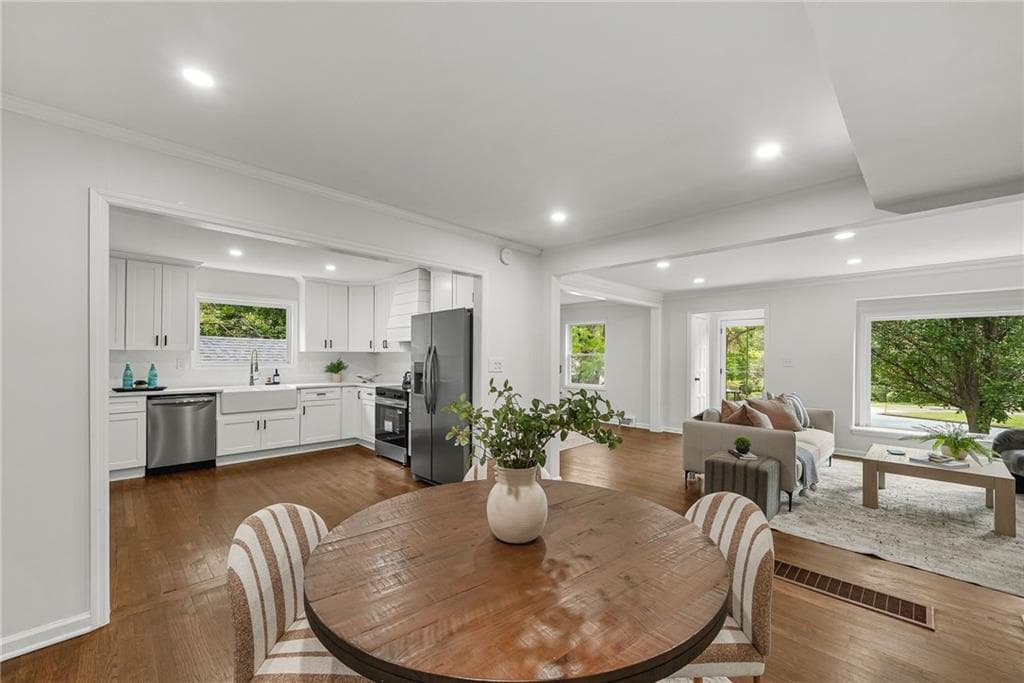 4 bedroom, 4 bathroom, 2,481 sq ft single family residence under contract at 3423 Rugby Circle, College Park, GA 30337 — photo 7