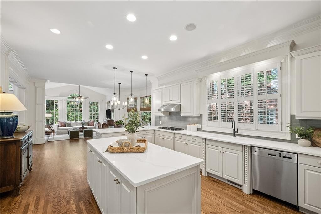 6 bedroom, 5 bathroom, 7,269 sq ft single family residence under contract at 2996 Howell Mill Road, Atlanta, GA 30327 — photo 10