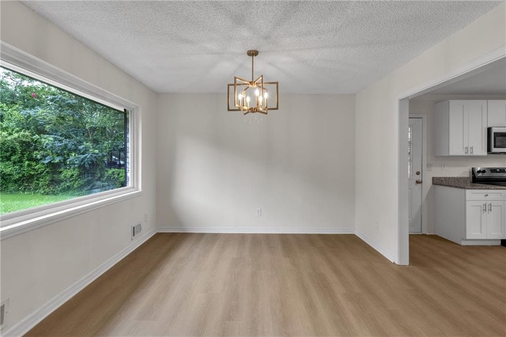 4 bedroom, 2 bathroom, 1,804 sq ft single family residence under contract at 170 Peachtree Court, Riverdale, GA 30274 — photo 7