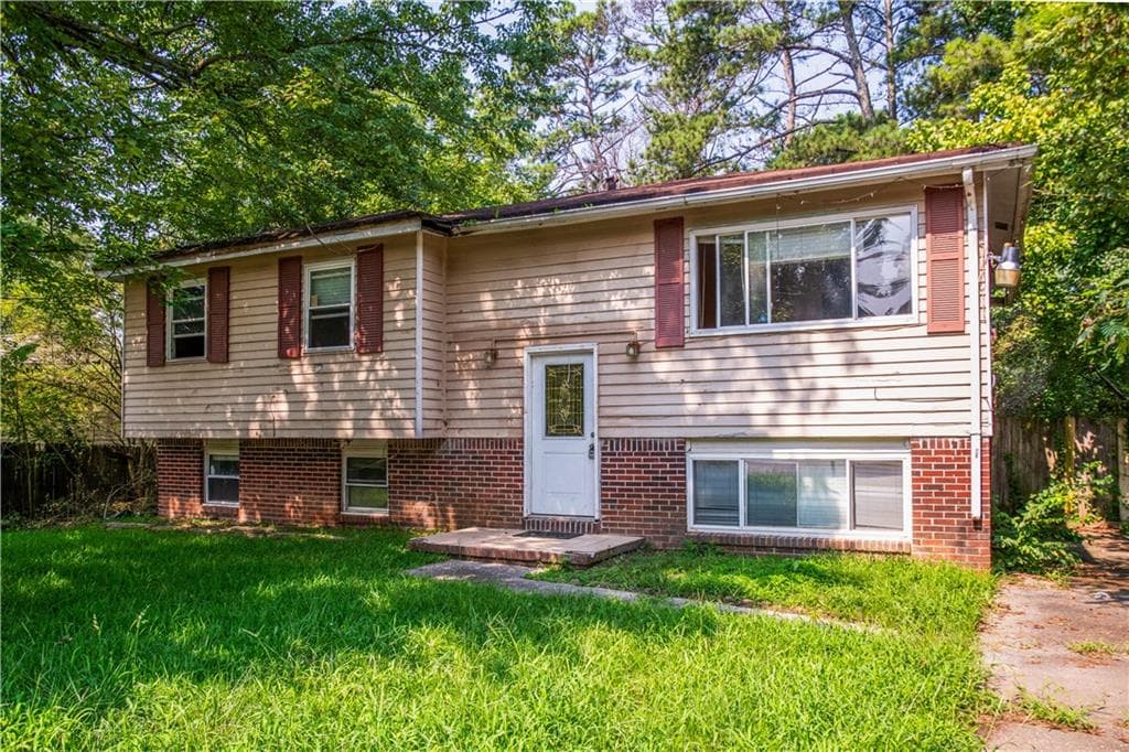 5 bedroom, 2 bathroom, 1,864 sq ft single family residence under contract at 6281 Amherst Drive, Riverdale, GA 30274 — photo 2