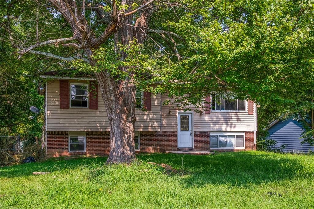 5 bedroom, 2 bathroom, 1,864 sq ft single family residence under contract at 6281 Amherst Drive, Riverdale, GA 30274 — photo 4