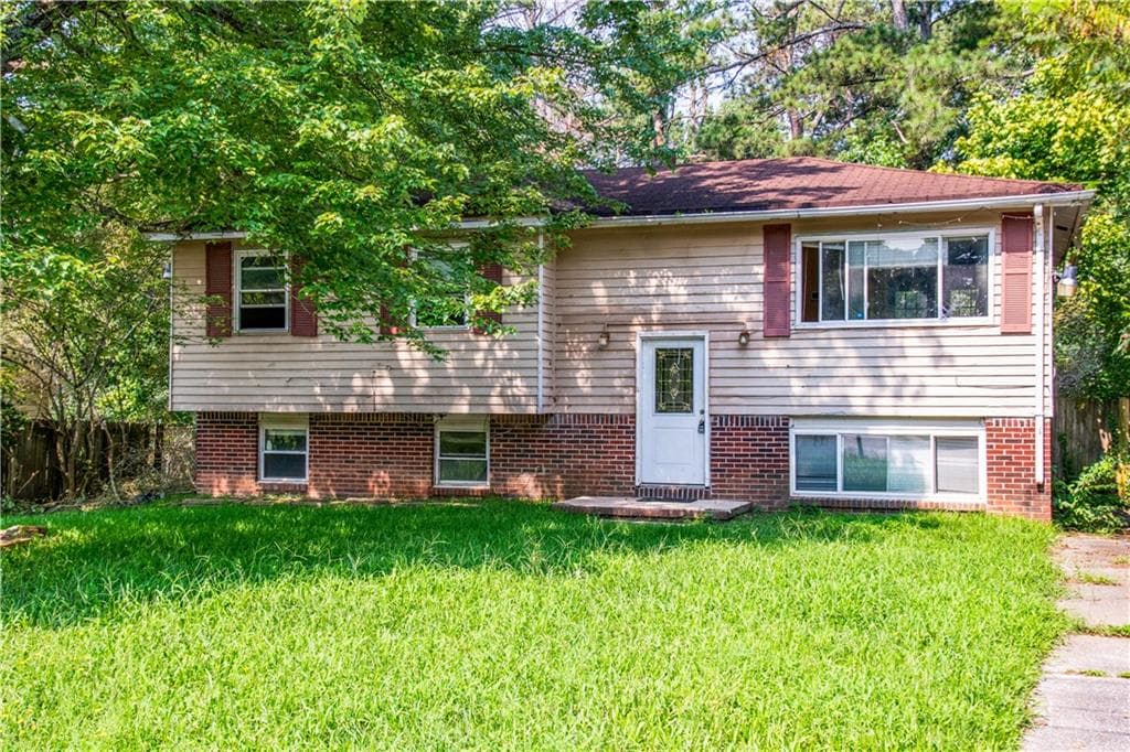 5 bedroom, 2 bathroom, 1,864 sq ft single family residence under contract at 6281 Amherst Drive, Riverdale, GA 30274 — photo 5
