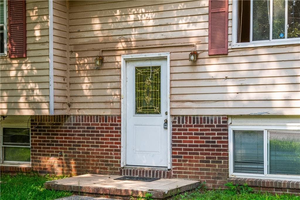 5 bedroom, 2 bathroom, 1,864 sq ft single family residence under contract at 6281 Amherst Drive, Riverdale, GA 30274 — photo 6