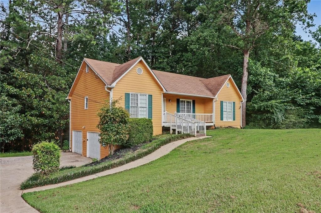 3 bedroom, 2 bathroom, 1,372 sq ft single family residence for sale at 72 Amber Way, Dallas, GA 30157 — photo 2