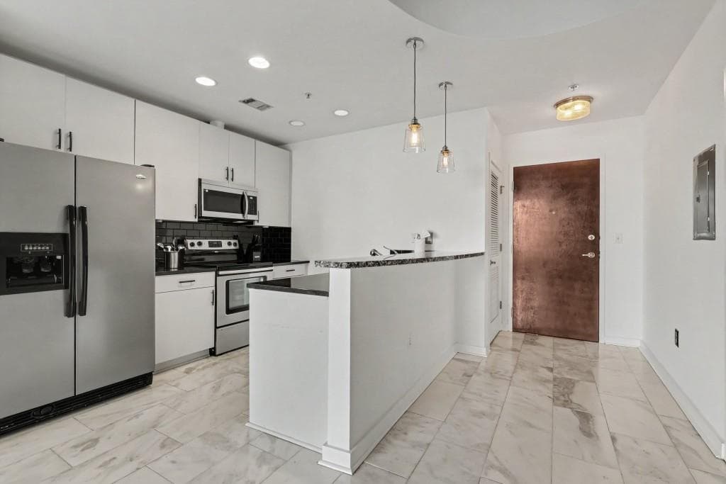 1 bedroom, 1 bathroom, 743 sq ft condominium for sale at 400 W Peachtree Street 1812, Atlanta, GA 30308 — photo 2