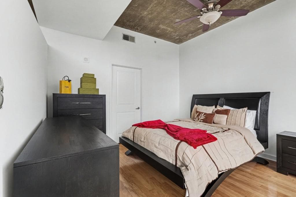 1 bedroom, 1 bathroom, 743 sq ft condominium for sale at 400 W Peachtree Street 1812, Atlanta, GA 30308 — photo 3