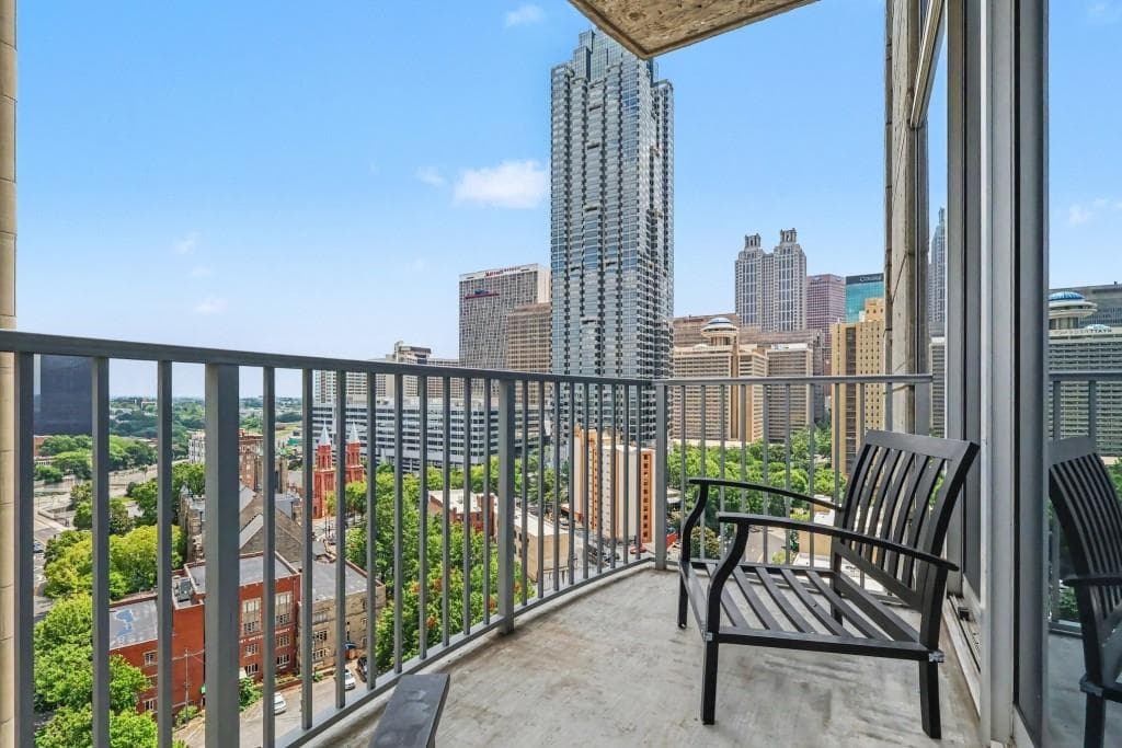 1 bedroom, 1 bathroom, 743 sq ft condominium for sale at 400 W Peachtree Street 1812, Atlanta, GA 30308 — photo 5