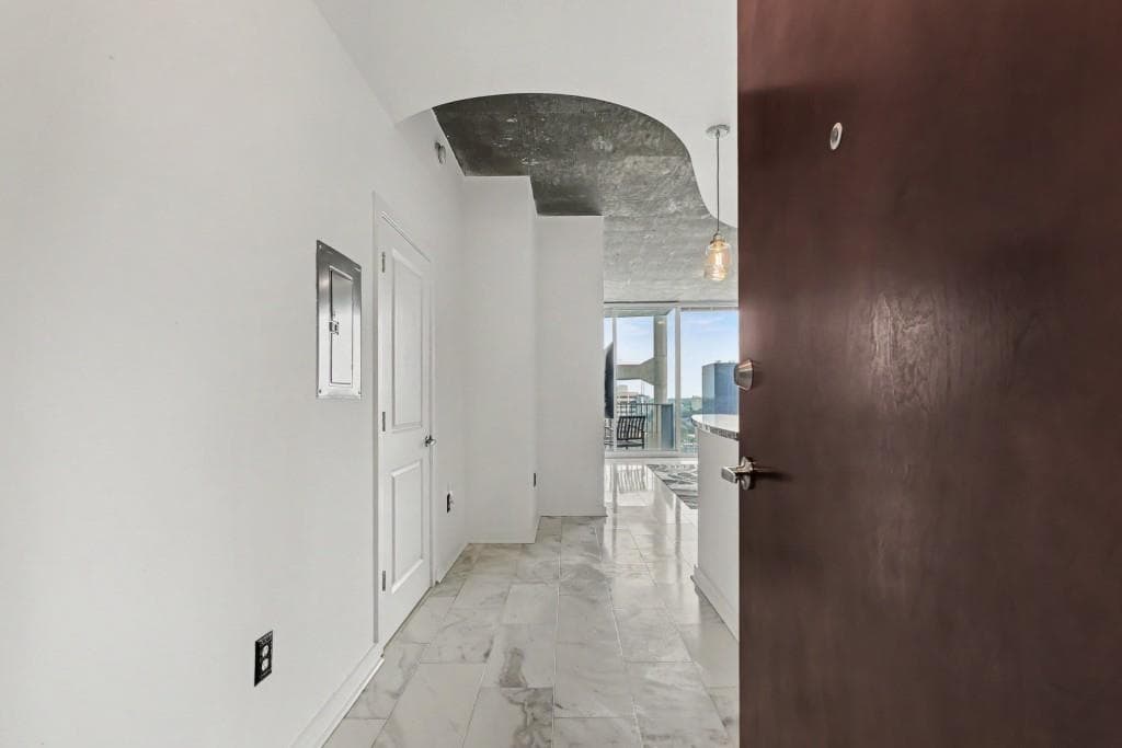 1 bedroom, 1 bathroom, 743 sq ft condominium for sale at 400 W Peachtree Street 1812, Atlanta, GA 30308 — photo 8
