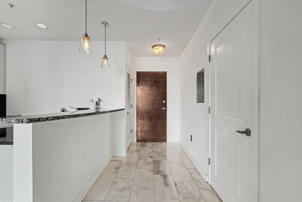 1 bedroom, 1 bathroom, 743 sq ft condominium for sale at 400 W Peachtree Street 1812, Atlanta, GA 30308 — photo 9