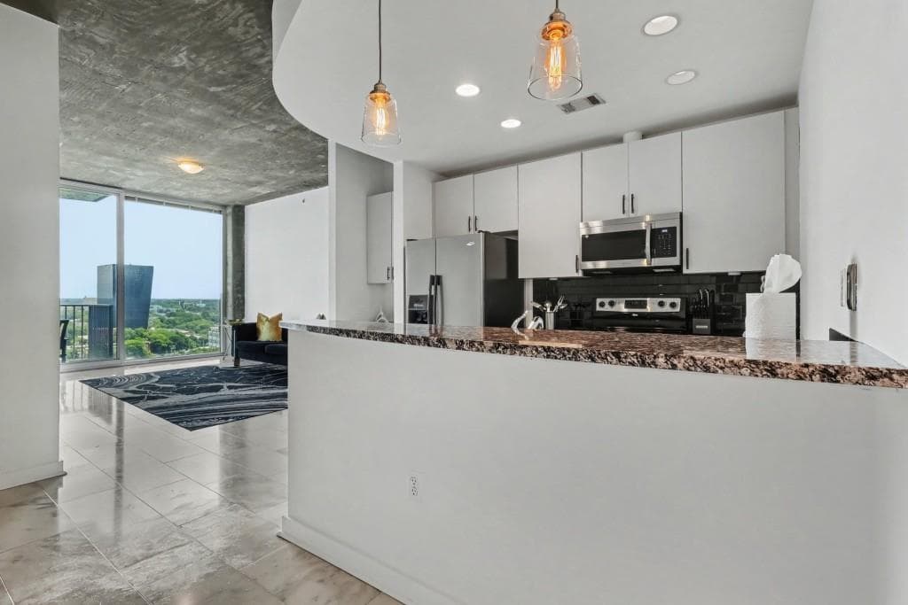 1 bedroom, 1 bathroom, 743 sq ft condominium for sale at 400 W Peachtree Street 1812, Atlanta, GA 30308 — photo 10