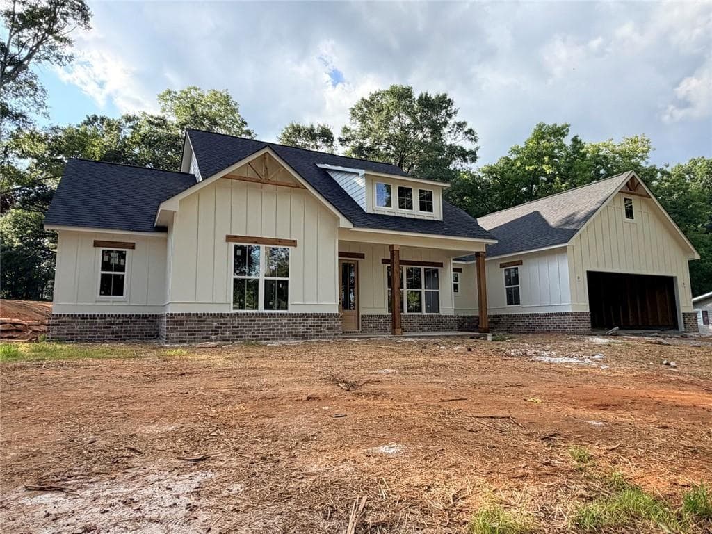 3 bedroom, 3 bathroom, 2,020 sq ft single family residence for sale at 207 Walton Street, Loganville, GA 30052