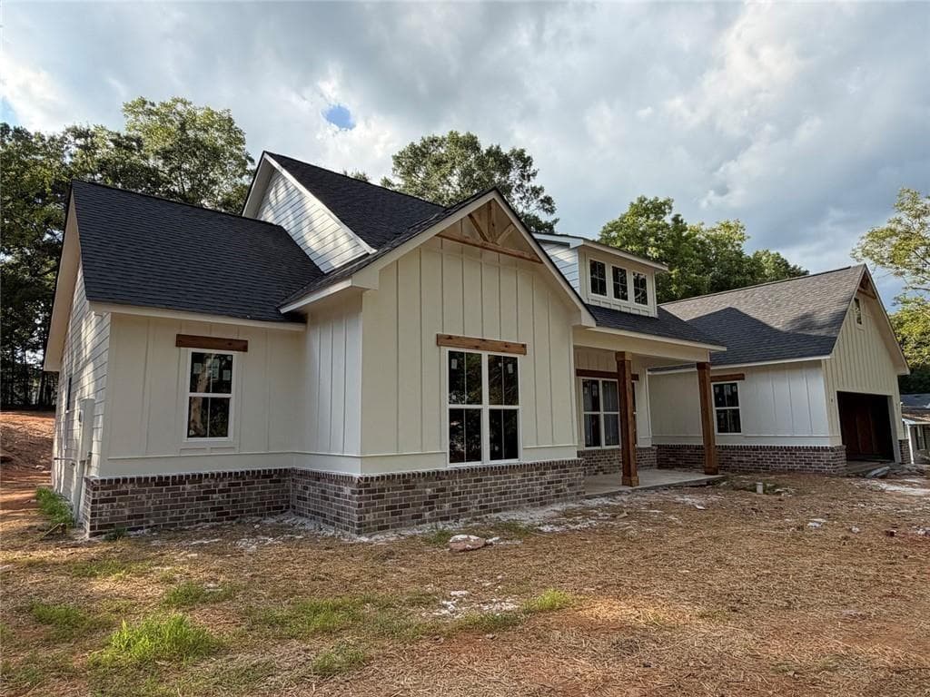 3 bedroom, 3 bathroom, 2,020 sq ft single family residence for sale at 207 Walton Street, Loganville, GA 30052 — photo 2